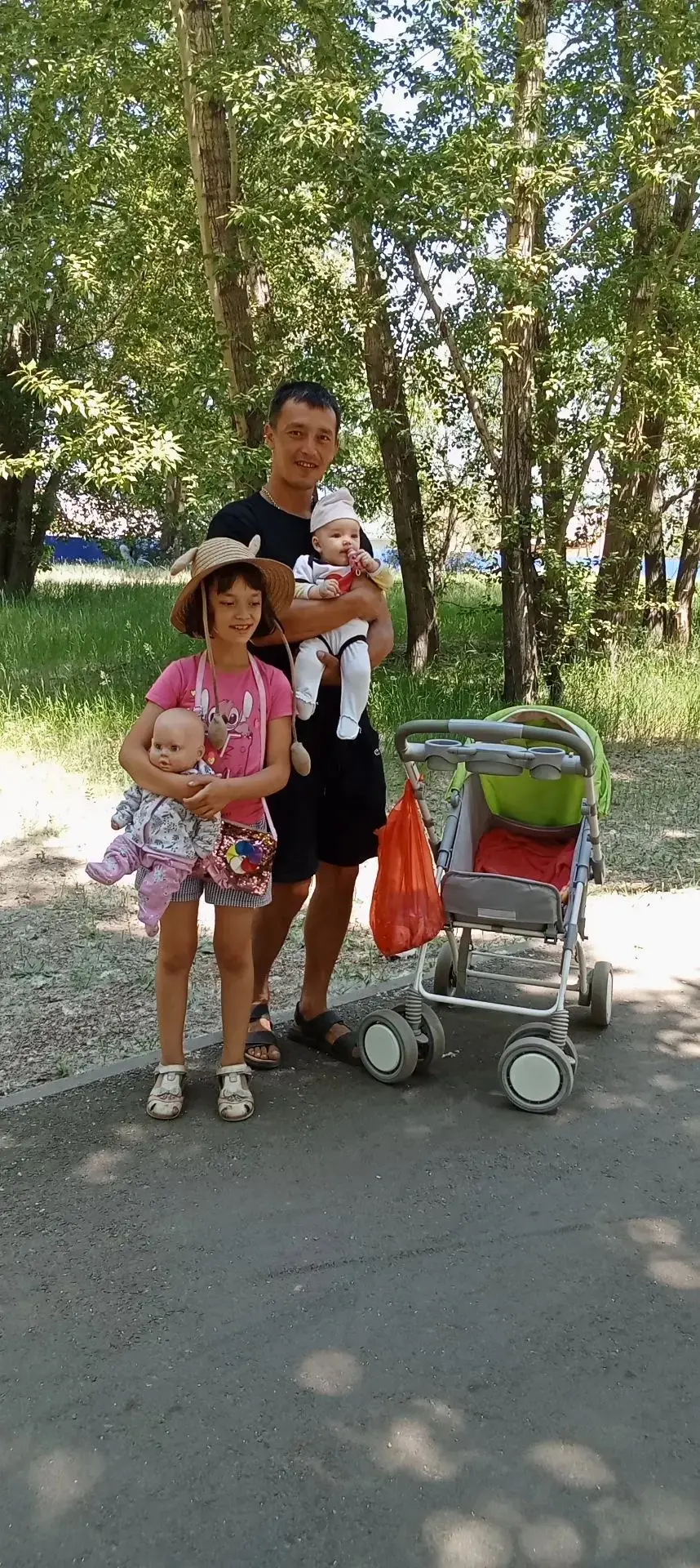 Мой папа — строитель. Он возводит крепкие дома, но самый крепкий и надёжный дом он пост...