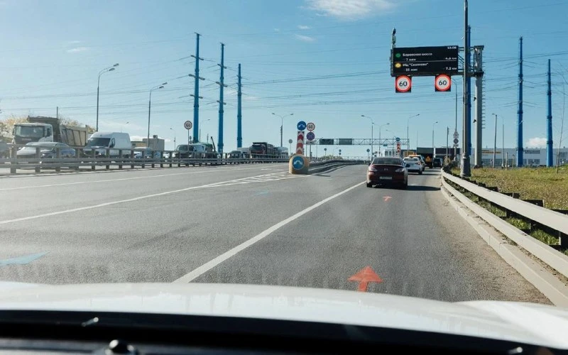 🚘 В Москве появилась цветная разметка, которая с помощью стрелок подсказывает водителя...