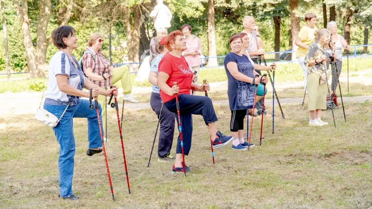 Возраст - не повод ставить жизнь на паузу. Можно продолжать работать, учиться, занимать...