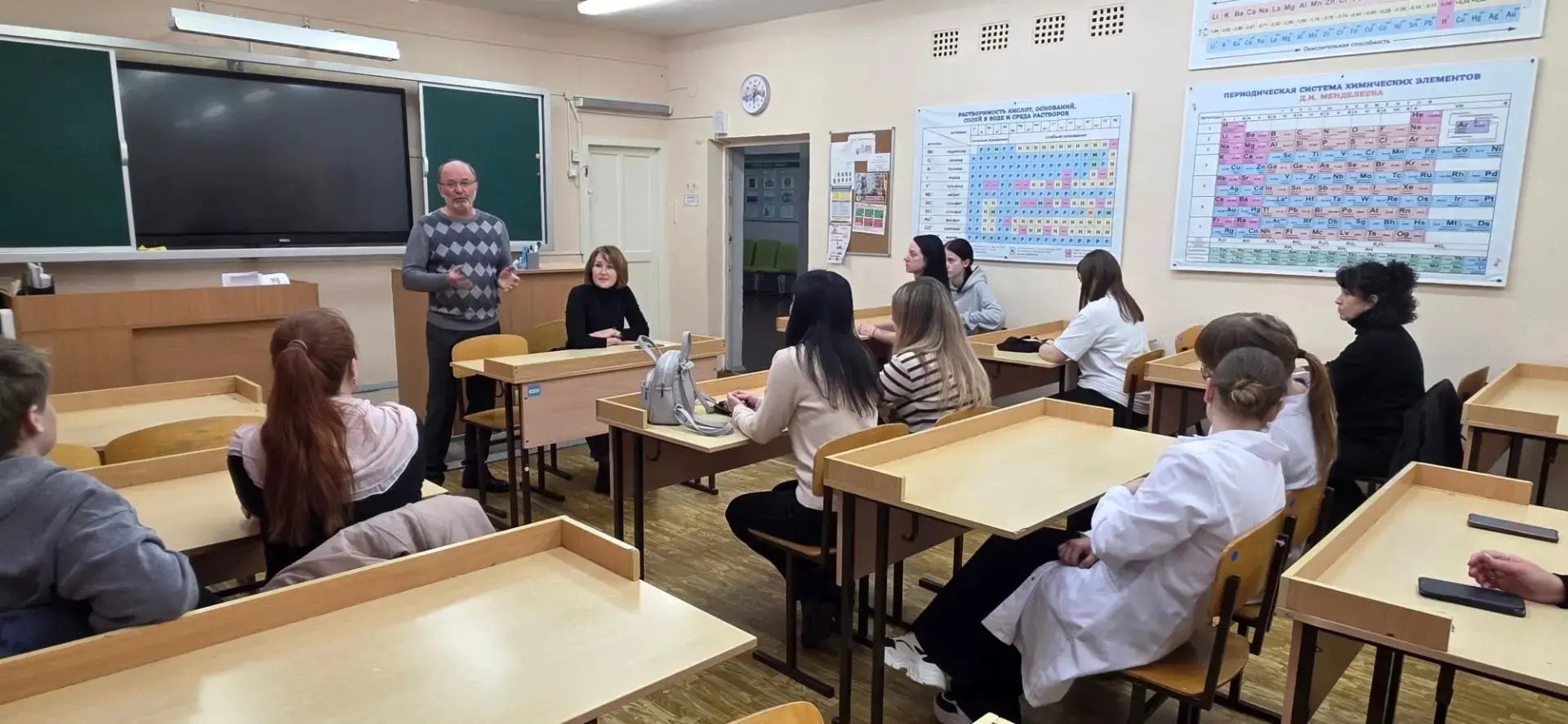 В школе № 24 состоялась встреча в рамках профориентации. Будущие врачи, медсестры и фел...