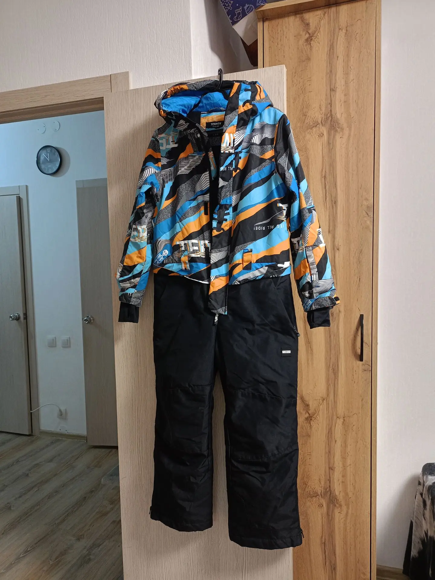 Продам детский зимний комбинезон в отличном состоянии. Рост 140-146, на 10-12 лет. Мемб...
