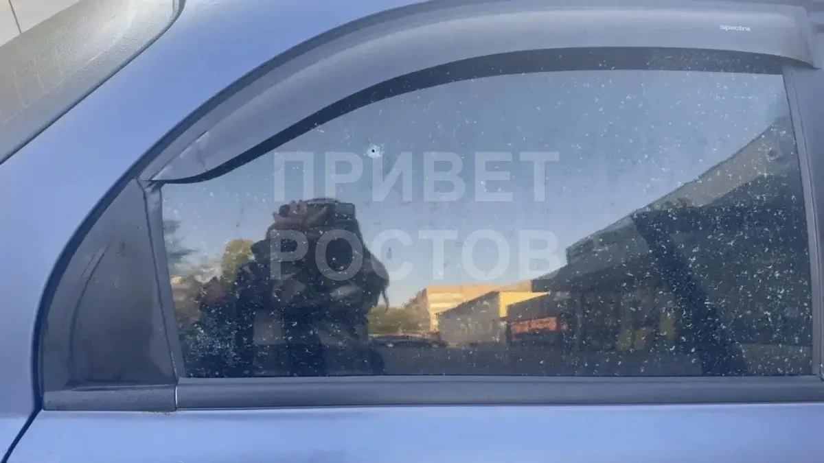В Азове за ночь сразу две машины повредили..... Случилось это на парковке «Чижика» на П...