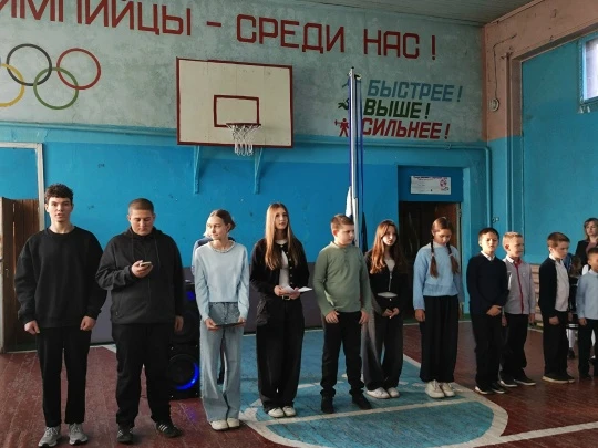 Понедельник в нашей школе начался традиционно торжественно и продуктивно!