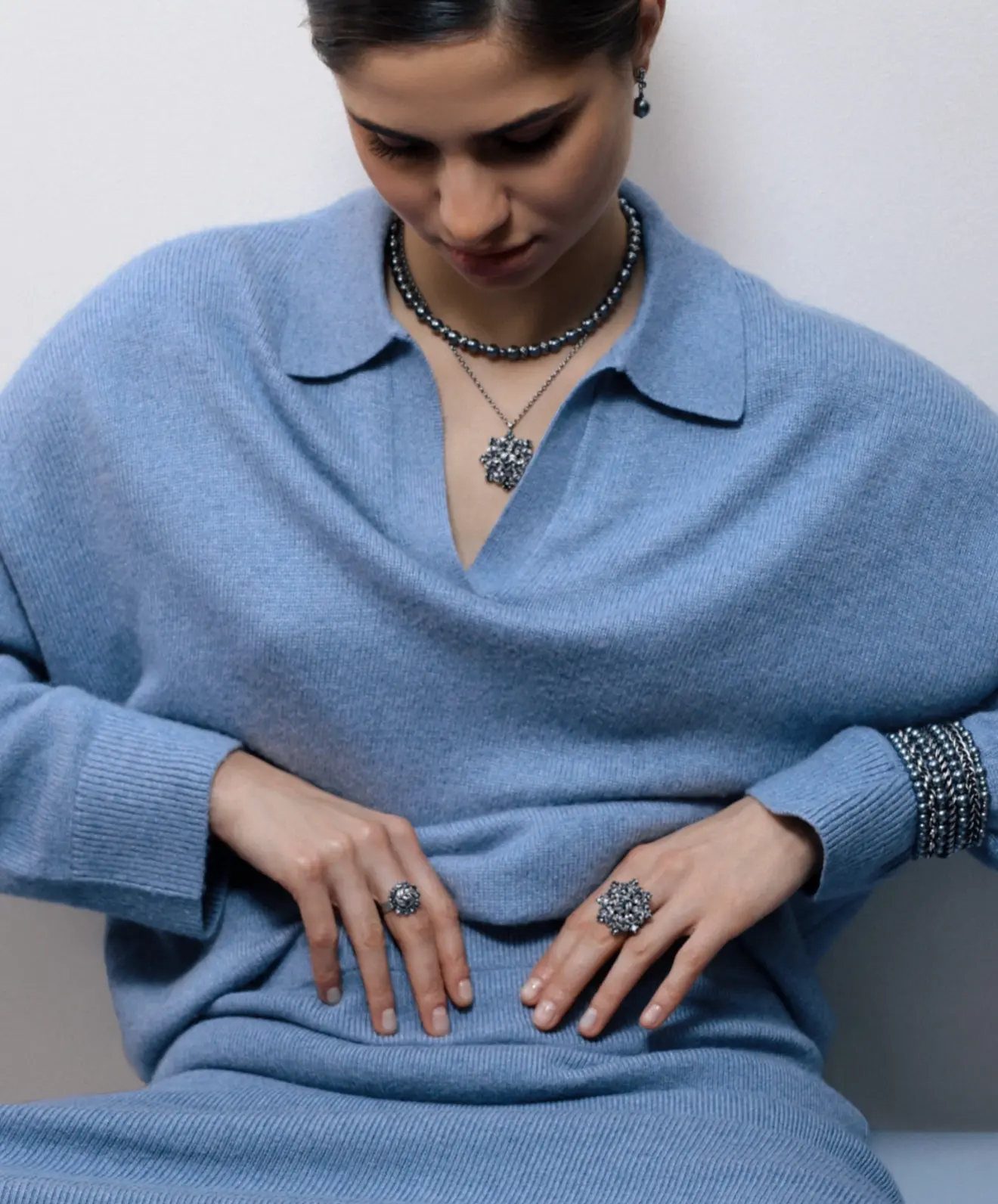 Уютный костюм и украшения из коллекции La Comtesse II — сочетание этих выходных 💙