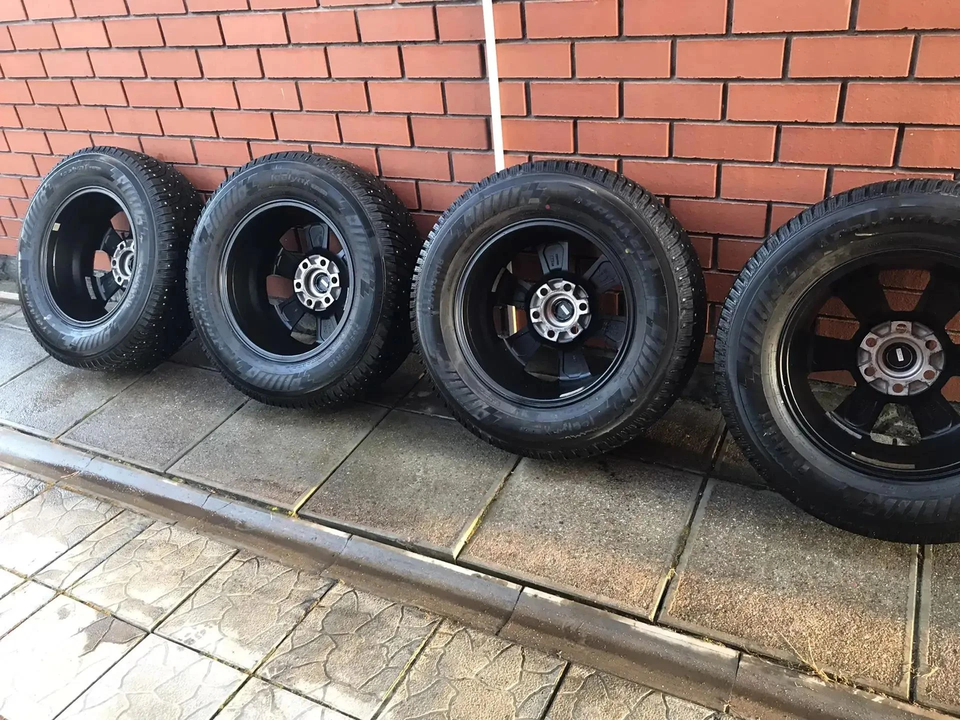 Продам  зимние  новые колеса R18 265/65. Пробег 1000 км. Колеса зимние шипованные в сбо...