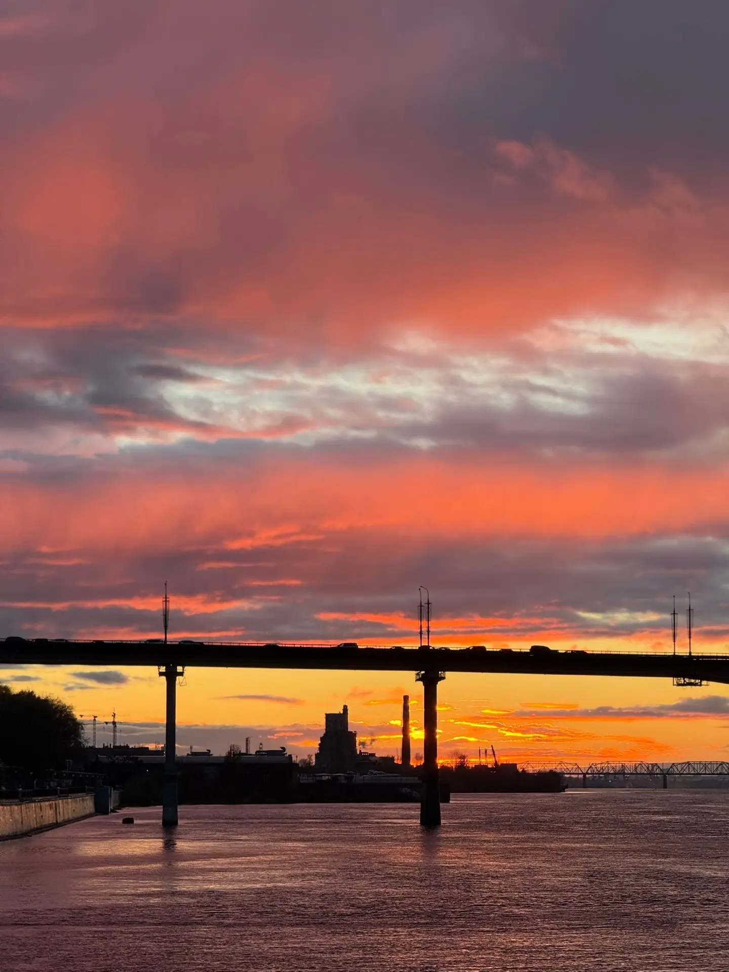 🌅 Яркий закат на набережной