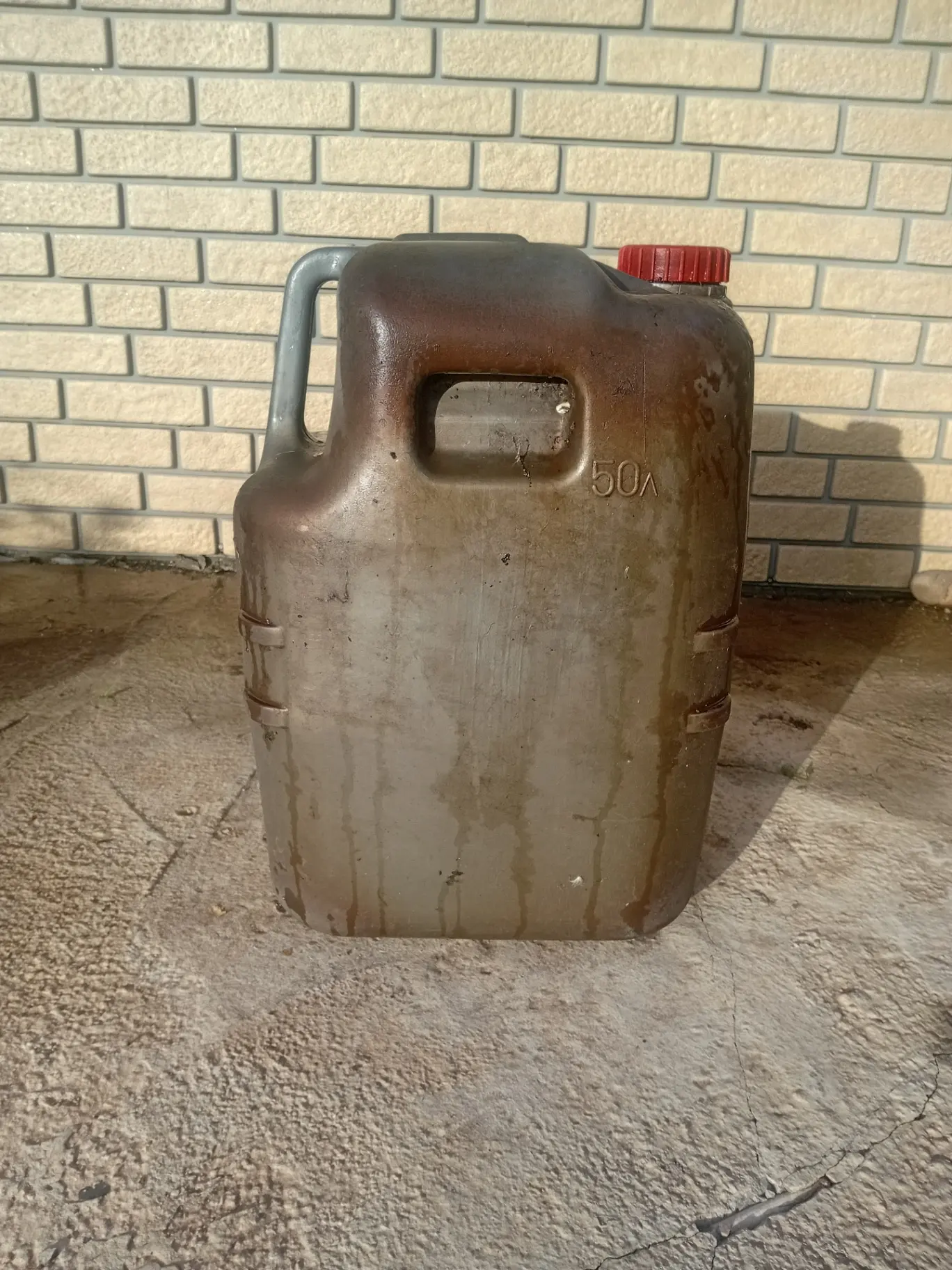 Продам канистры 50 л Лукойл бу