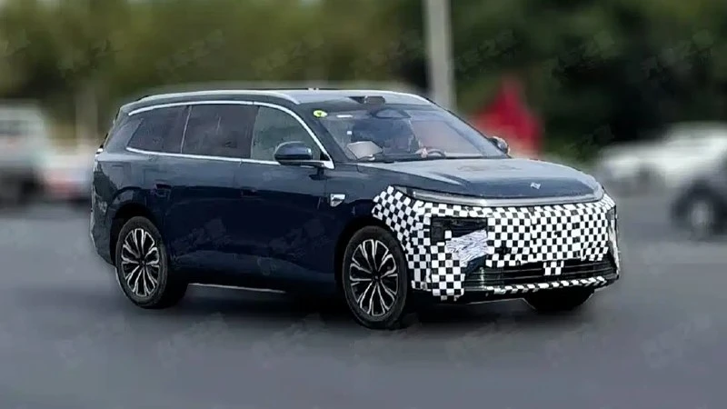 Dongfeng испытывает в Китае новый кроссовер eπ (Yipai) M7. Ожидается, что его премьера ...