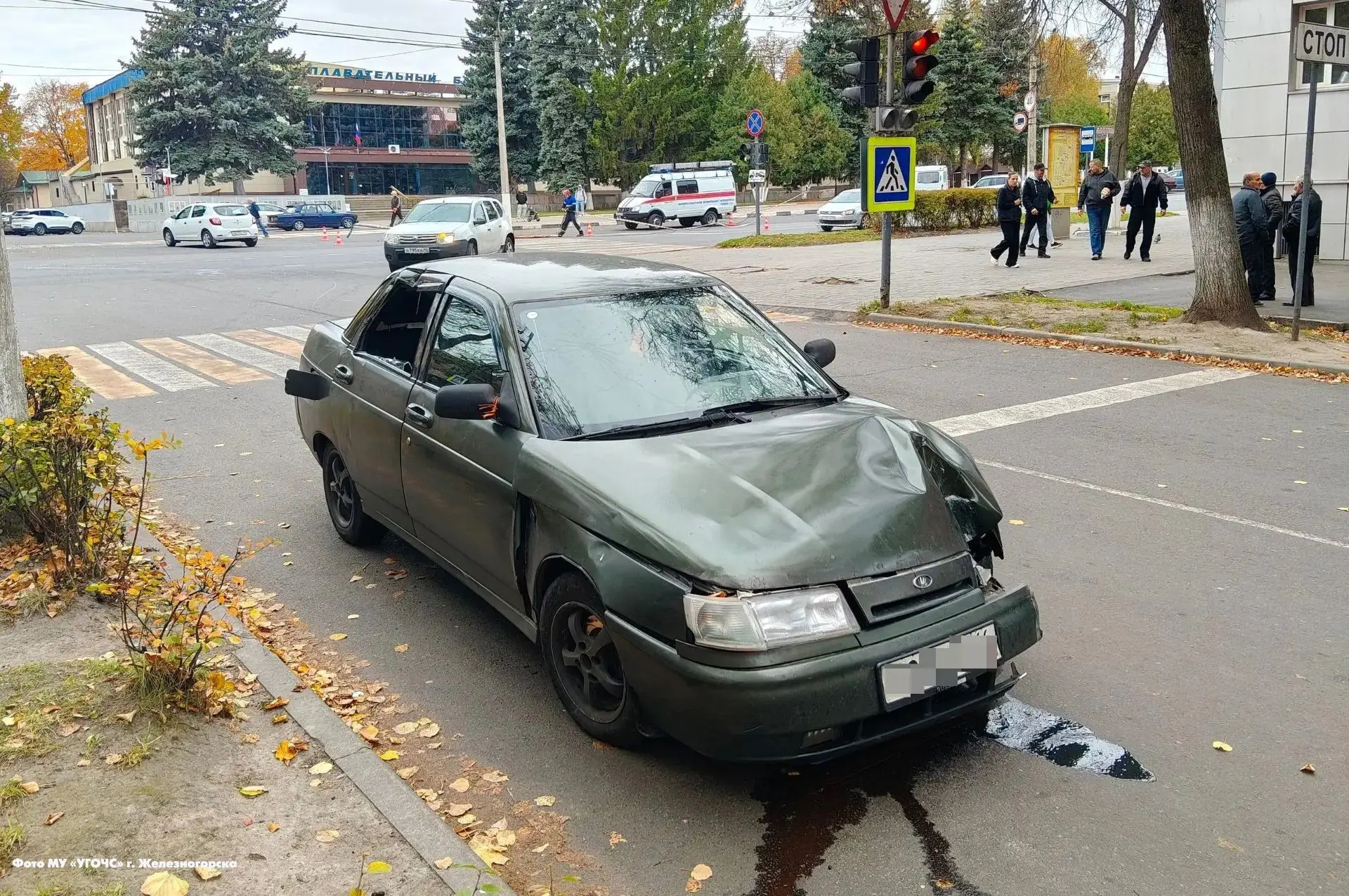 🚦Водитель легкового автомобиля снёс светофор в Железногорске