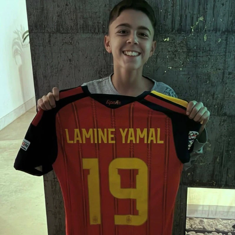 📸 Иван Перишич подарил футболку Ламина Ямаля своему сыну на день рождения 🤩👕🎁