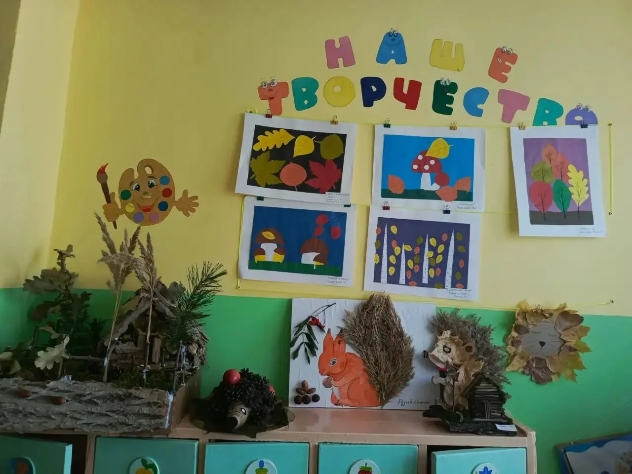 У нас в группе открылась настоящая осенняя выставка! Ребята совместно с воспитателями и...