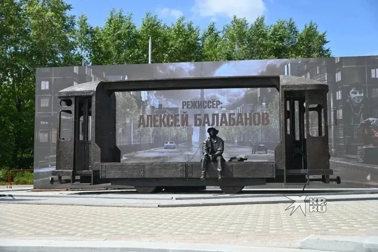 Вандалы повредили памятник Алексею Балабанову в Екатеринбурге.