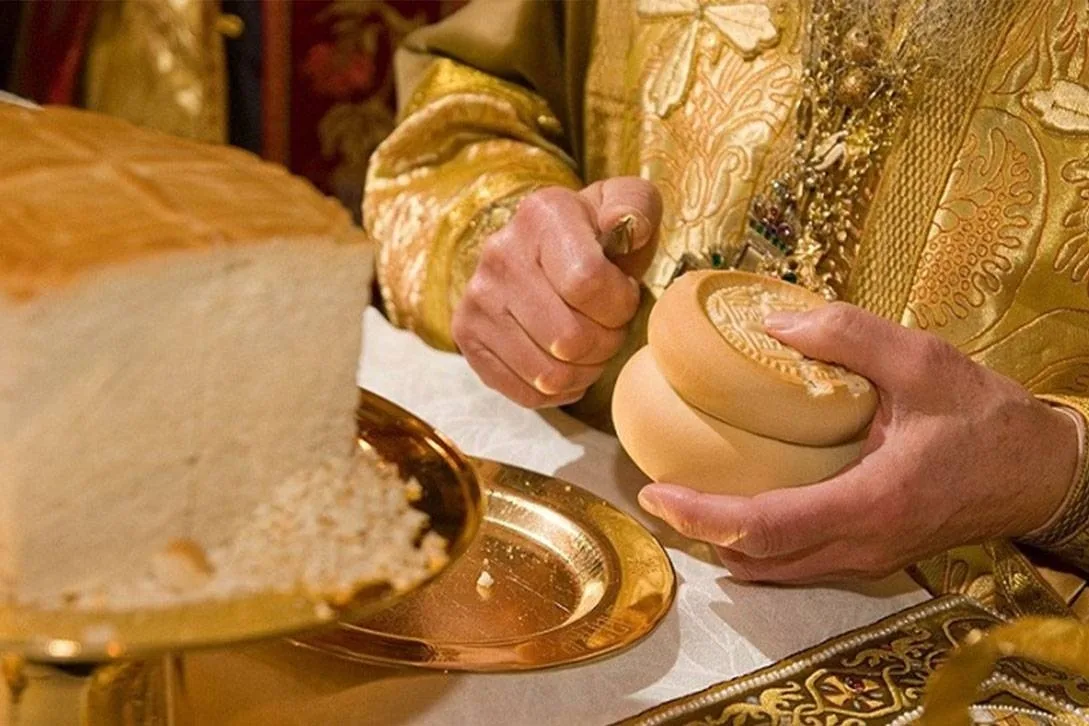 Когда человек употребляет просфору и святую воду, тогда не приближается к нему нечистый...