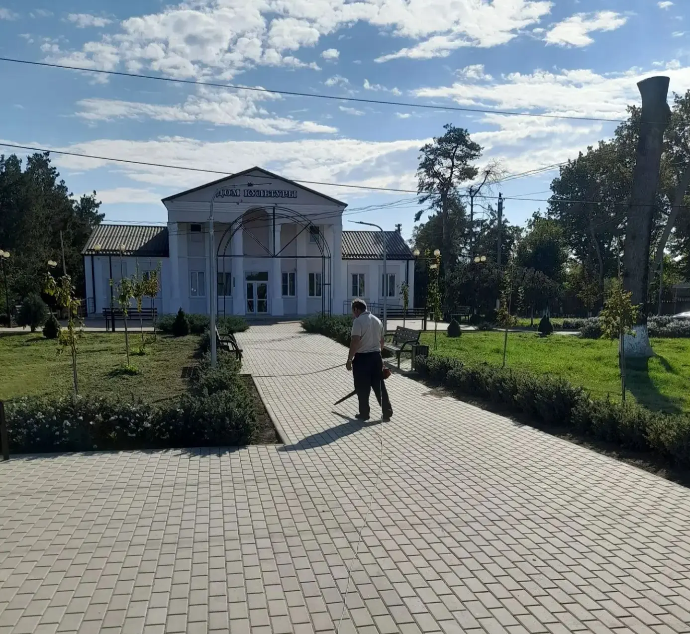 На территории парковой зоны с. Сергиевское,сотрудниками администрации муниципального об...