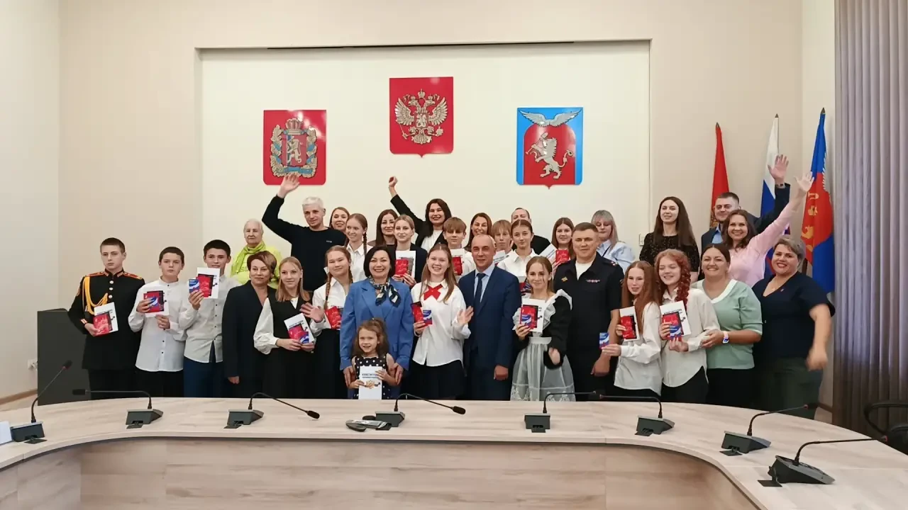 🇷🇺 В Емельяновском округе вручили первые паспорта юным жителям