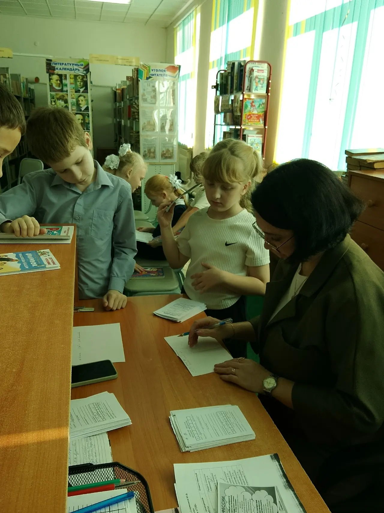 🎉 Путешествие в мир книг: экскурсия в школьную библиотеку! 🎉