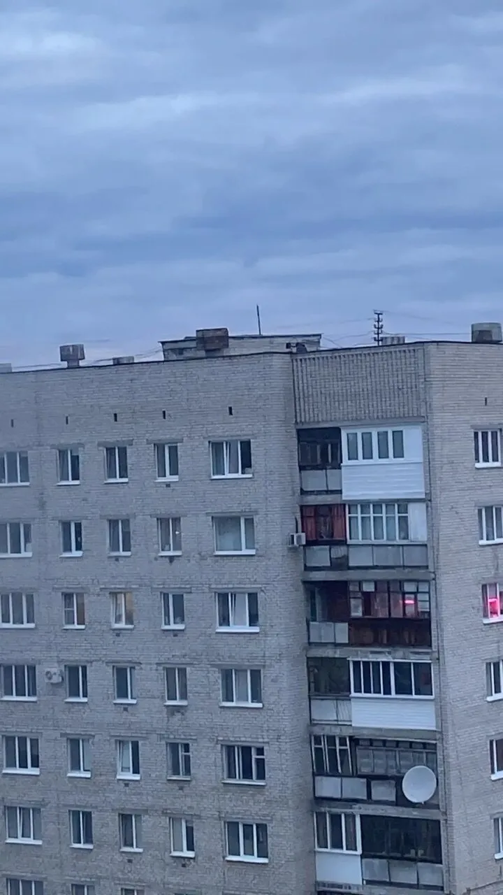 Так и до беды недалеко. Почему на Мира, 5 имеется свободный доступ на крышу? По ней гул...