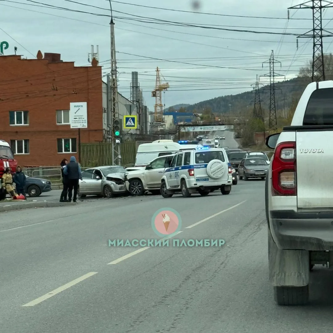 Авария на перекрестке у КПД: столкнулись Ford Focus и Land Cruiser. На месте уже операт...