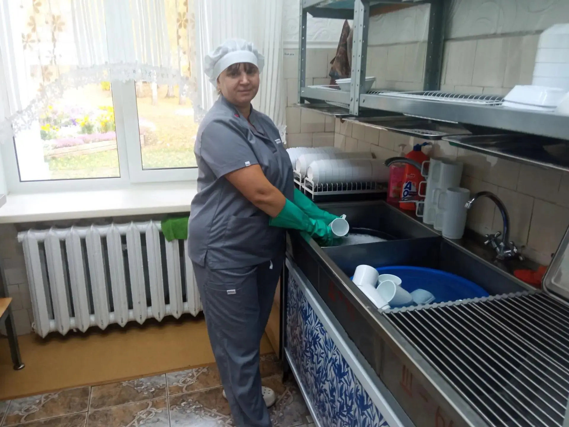 В Крестьянском доме социального обслуживания обновили спецодежду для сотрудников. Работ...