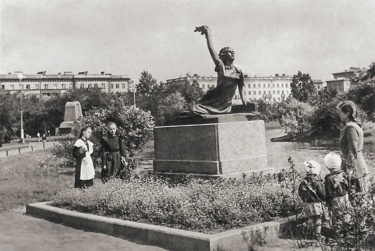 1953.У памятника Раймонде Дьен в Московском парке Победы.