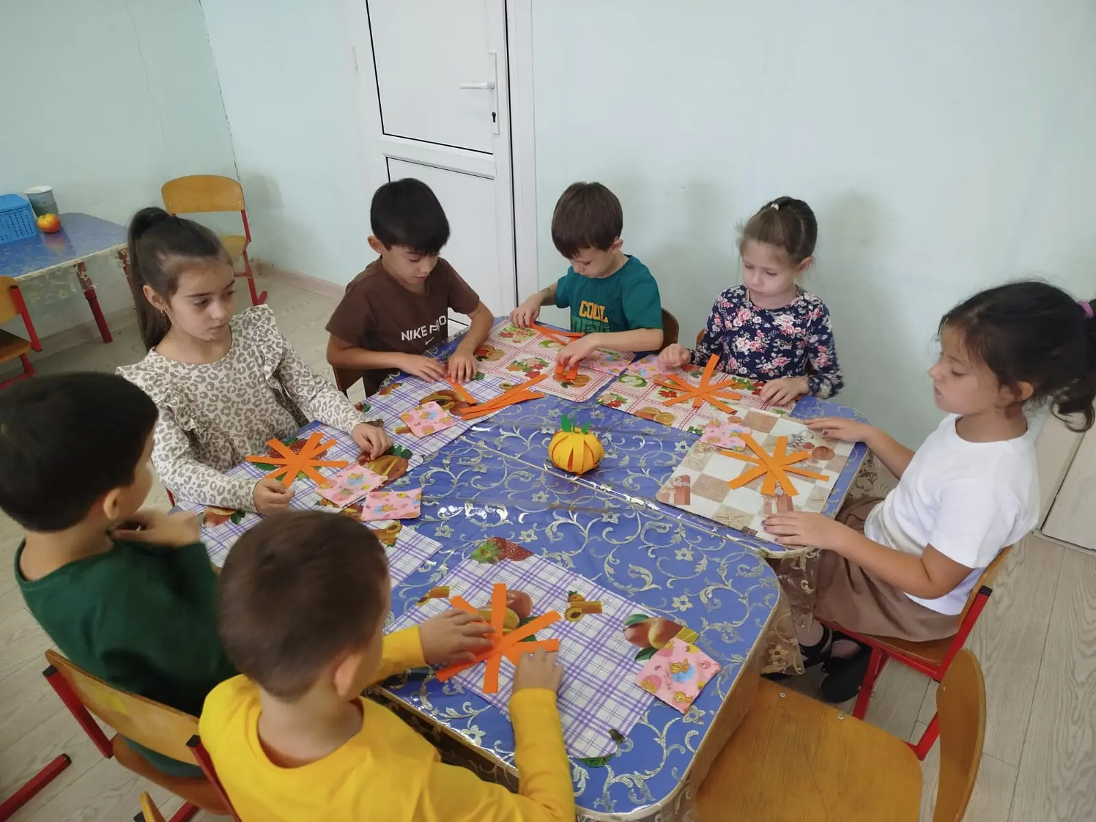 На занятии по ручному труду ребята делали объёмную тыкву из бумажных полосок. Казалось ...