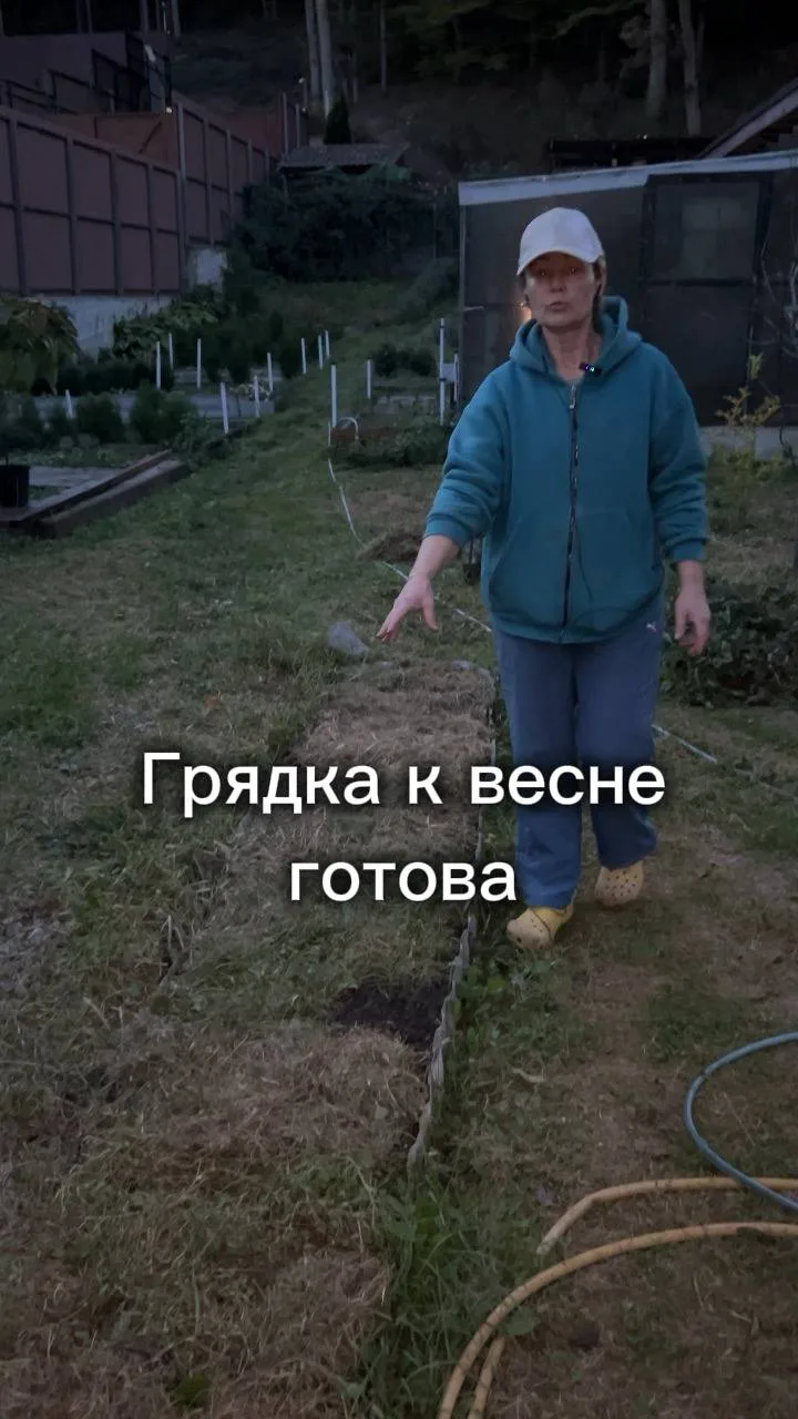 🍂 Не спешите убирать сухую траву, весной она может сослужить вам хорошую службу.