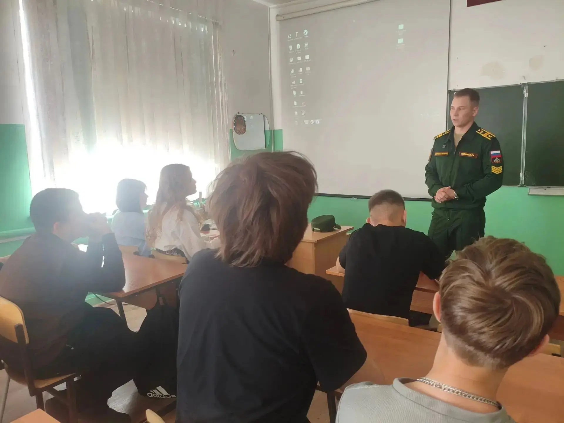 Урок профориентации для будущих защитников.