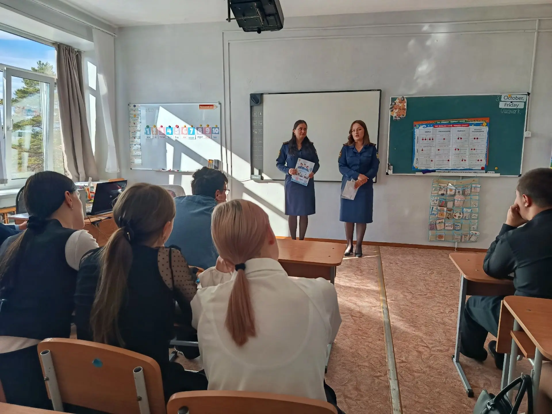 💥 09 октября в нашей школе состоялась встреча старшеклассников с сотрудниками ФКУ КП-4...