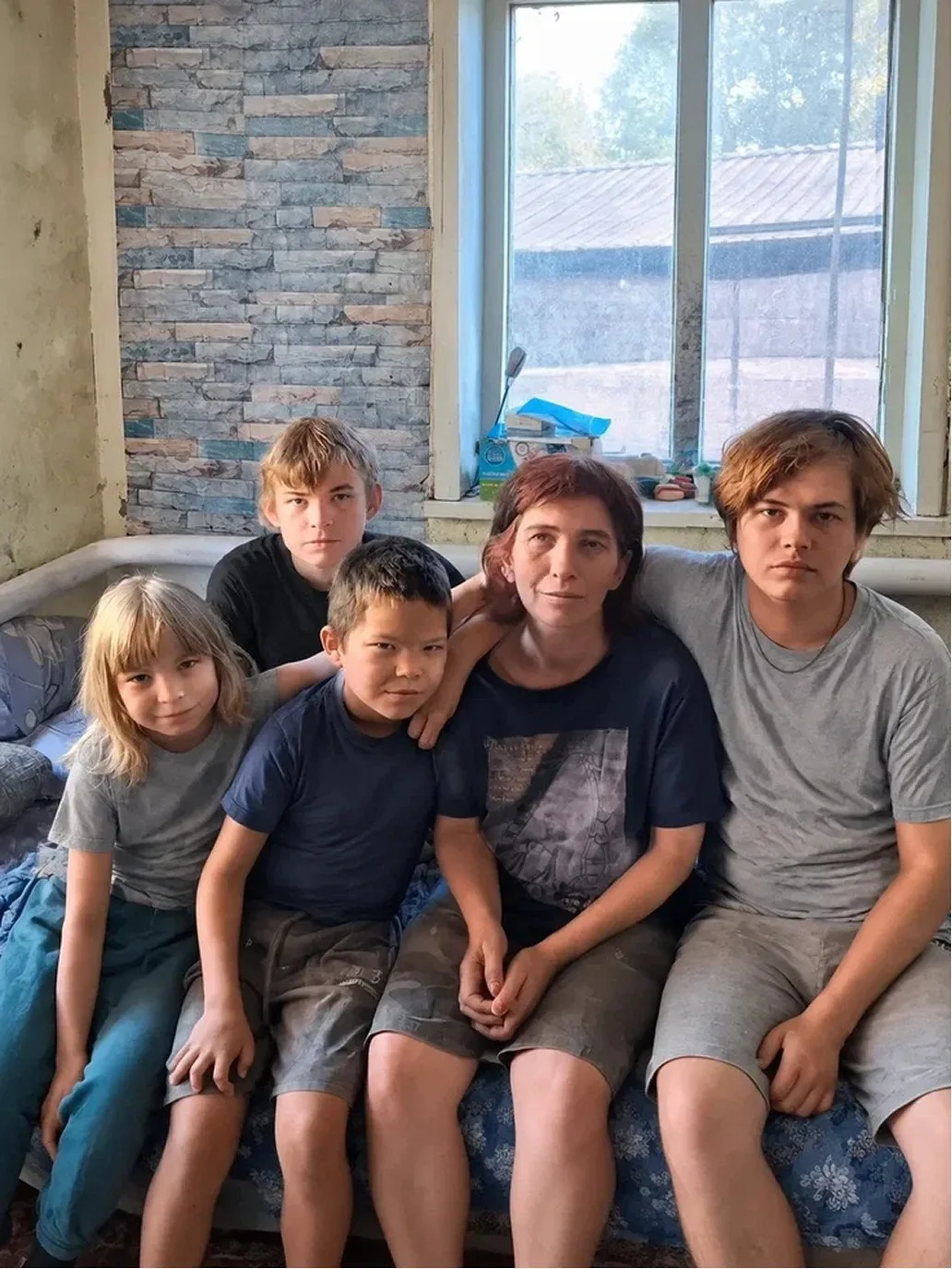 «Вода у меня тут бегит, пол гниёт», — Людмила показывает на мокрый линолеум и разрушенн...