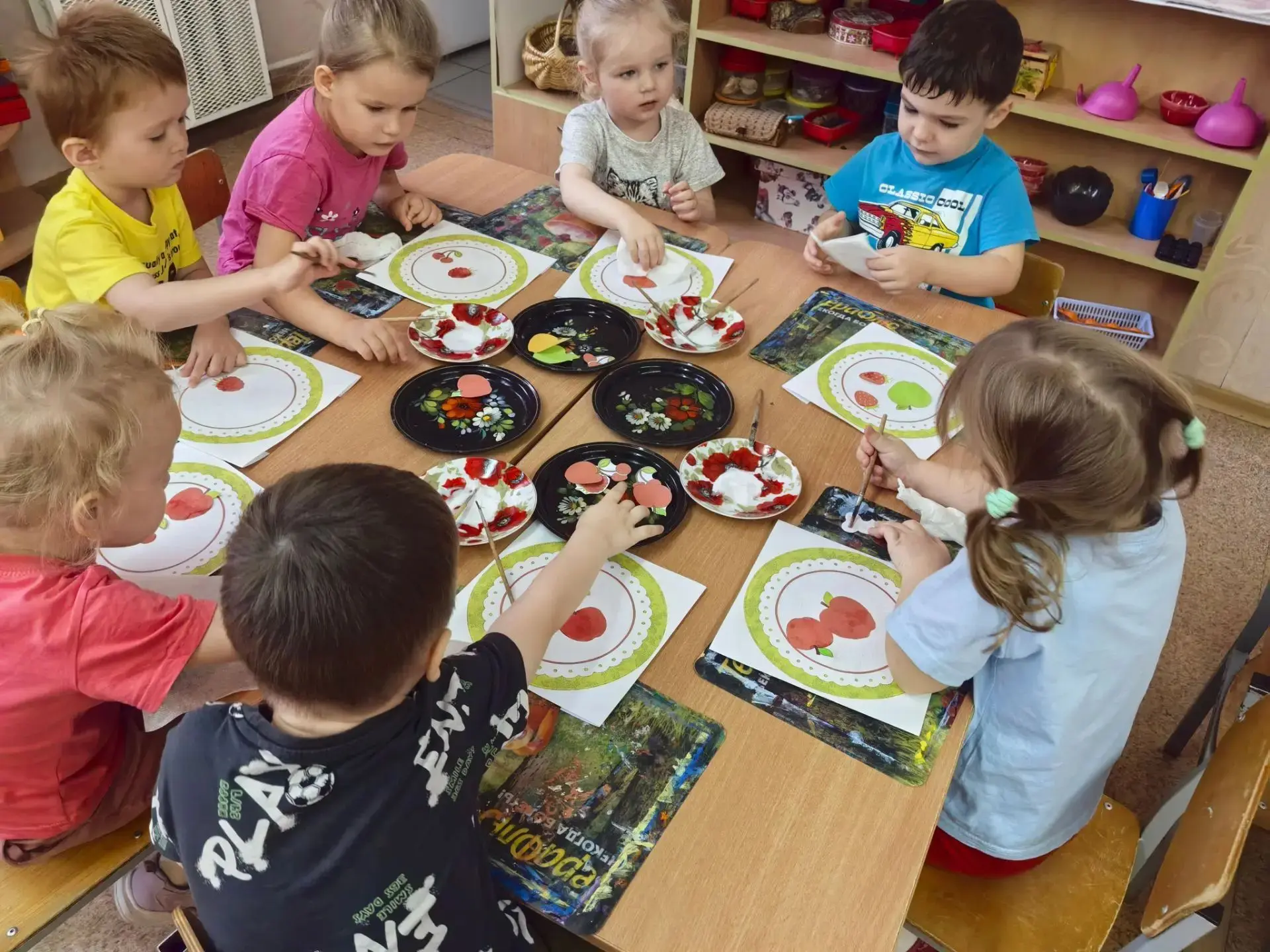Сегодня наши "Умнички" превратились в юных творцов! 🍎🍒