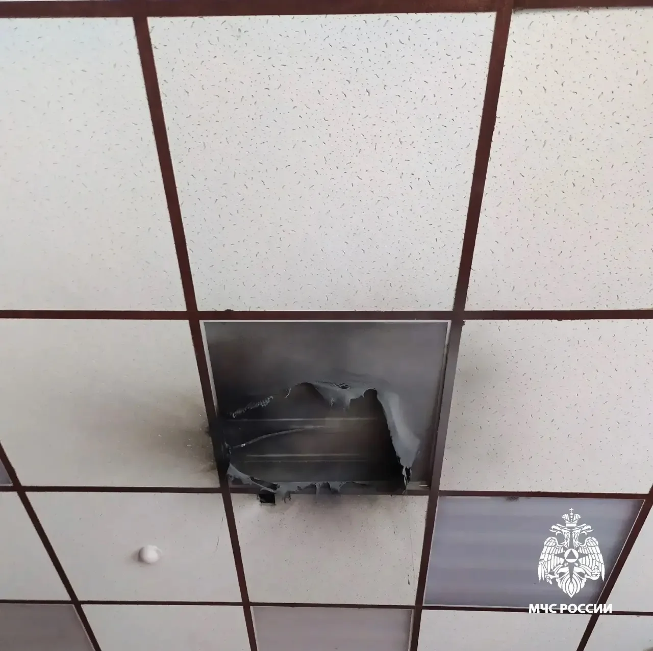 🔥 В магазине на первом этаже жилой пятиэтажки произошло возгорание