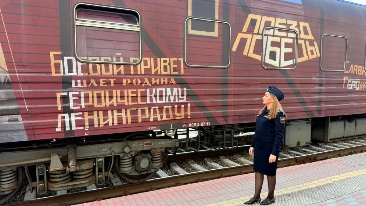 Судебные приставы посетили передвижной музей «Поезд Победы»