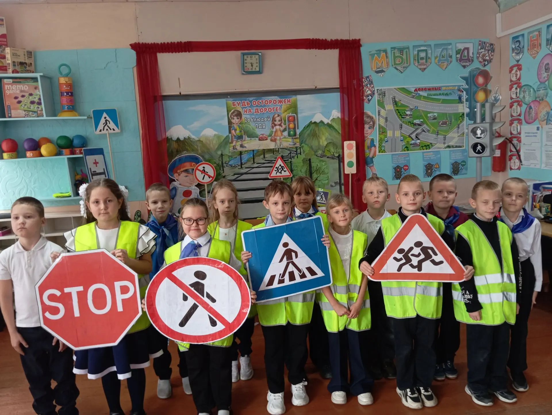 🚦 День дорожной безопасности у 2 «Б» класса,снова за парты — ради важных правил.