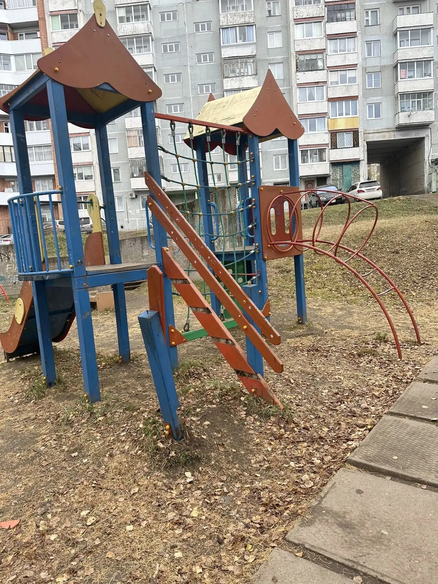 Детская площадка в аварийном состоянии и представляет угрозу жизни и здоровья детей, от...