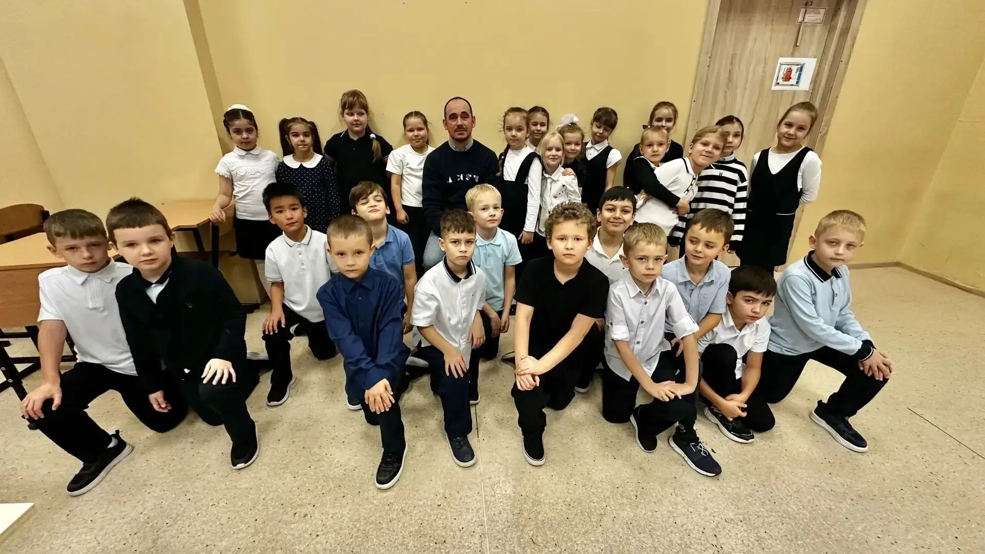 «Мой папа — лучший на планете»: классный час ко Дню отца в 1-8 классе.