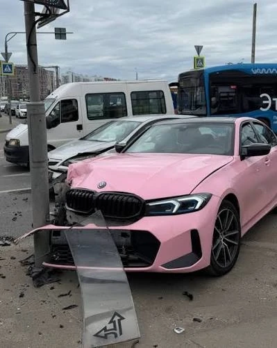 В Москве BMW вылетела с дороги, развернулась и врезалась в остановку.