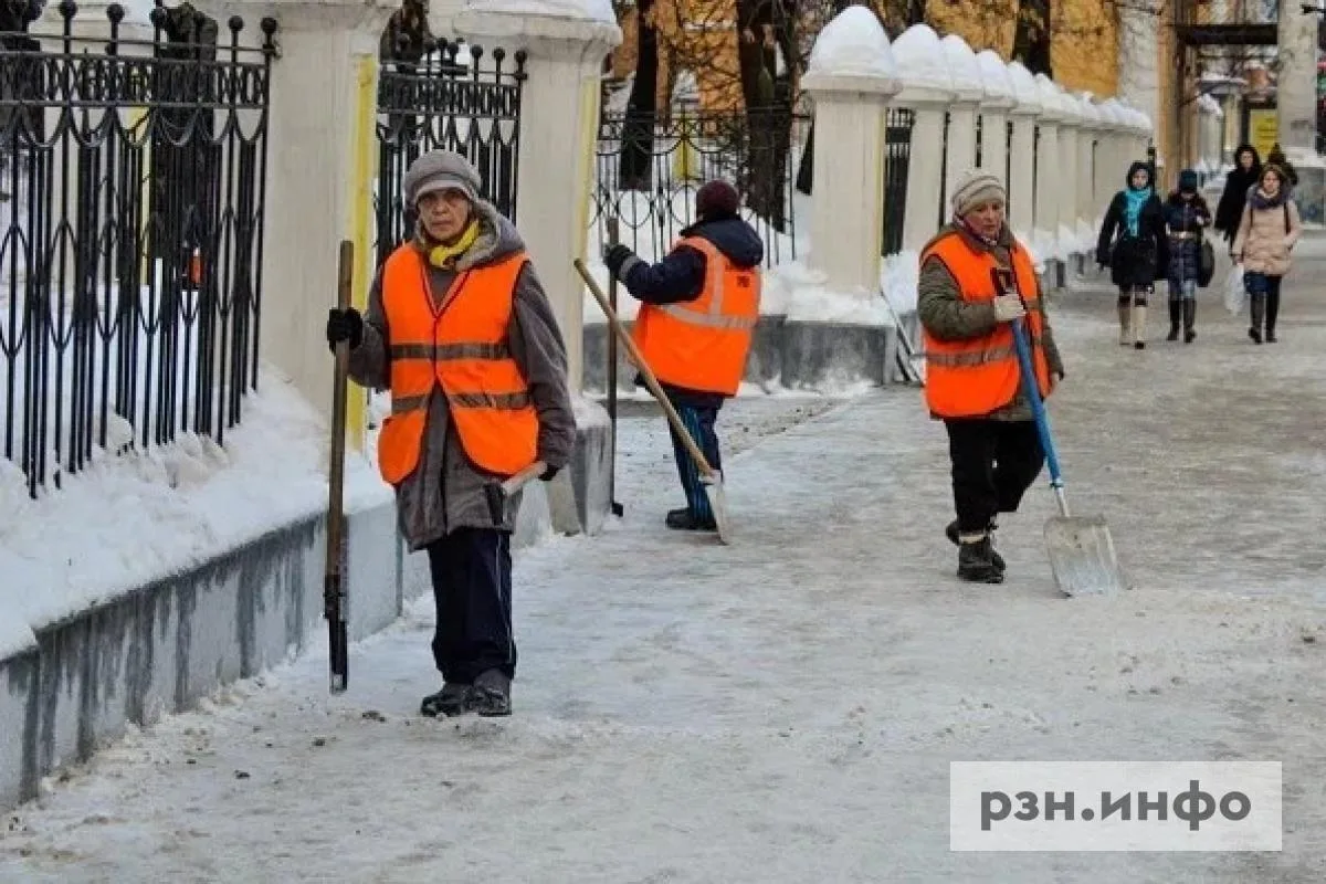 Для Рязани заготовили 11 тысяч тонн реагента для дорог и тротуаров. Об этом на заседани...