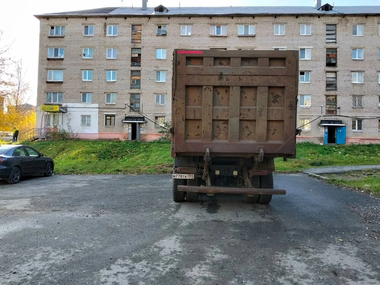 Два самосвала стоят на Свердлова, 51