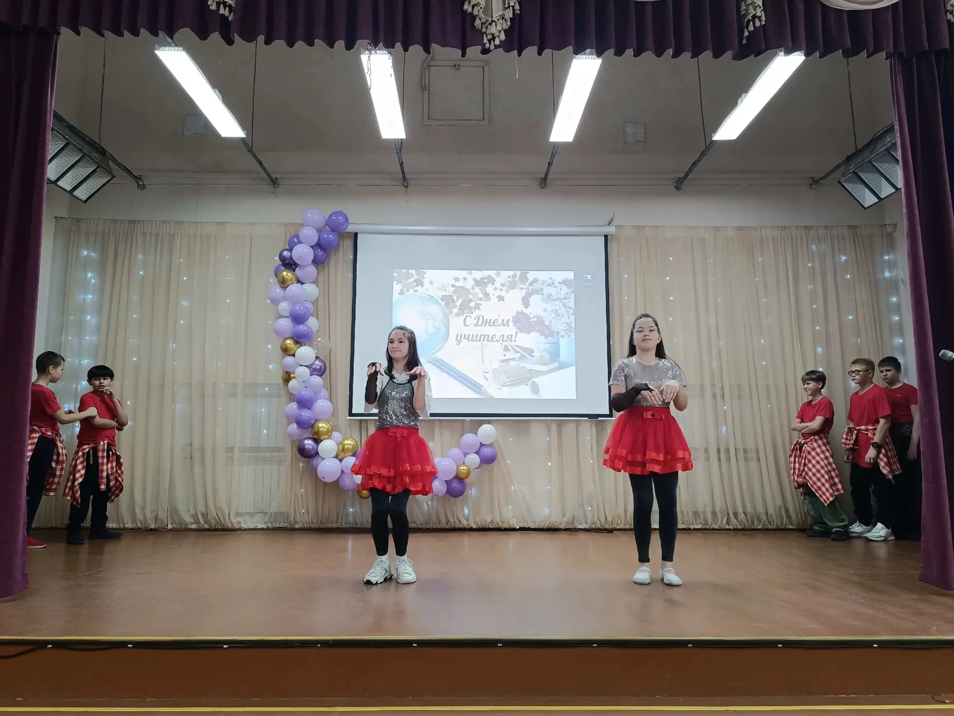 👩‍🏫Сегодня, 5 октября,  в нашей школе прошёл праздничный концерт, посвященный Дню учи...