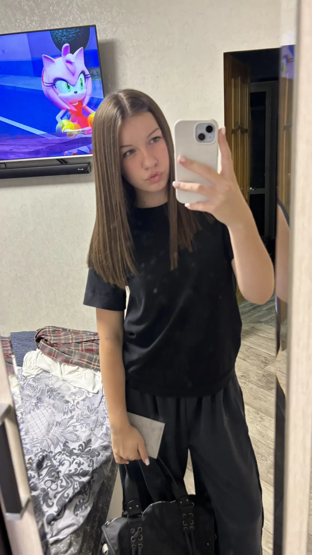 Приехали уже по темну, поэтому показываю при комнатном свете.