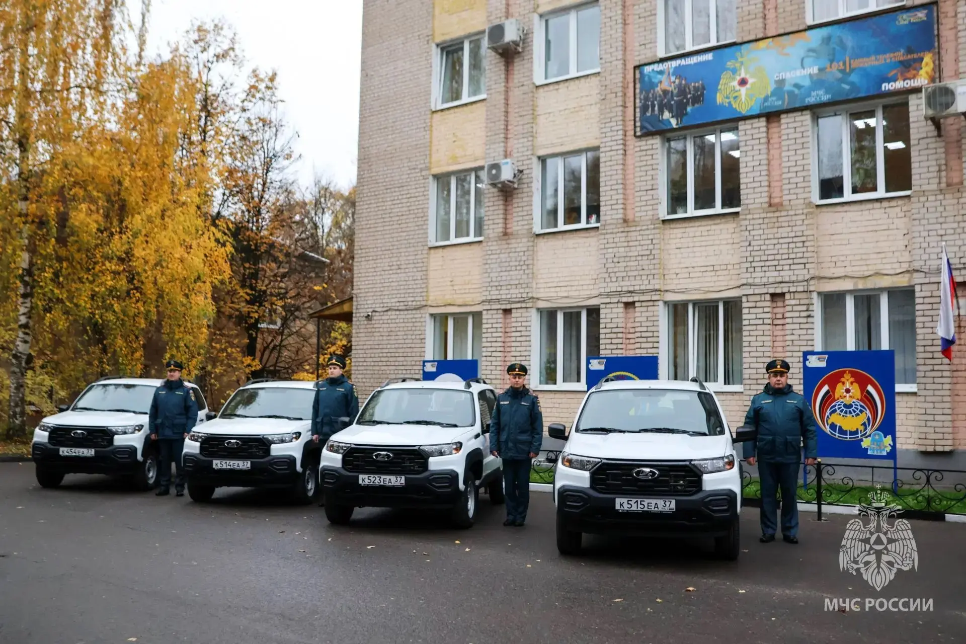 Автопарк спасателей Ивановской области пополнила новая техника. Ключи от 4 новых машин ...