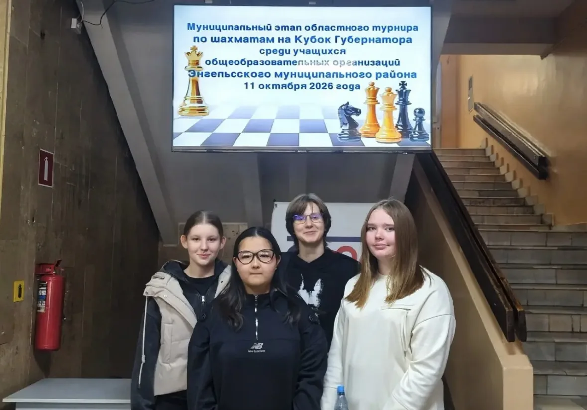 11 октября обучающиеся МОУ «СОШ п. имени К. Маркса» Кадиева Диана, Феллер Анна, Сытник ...