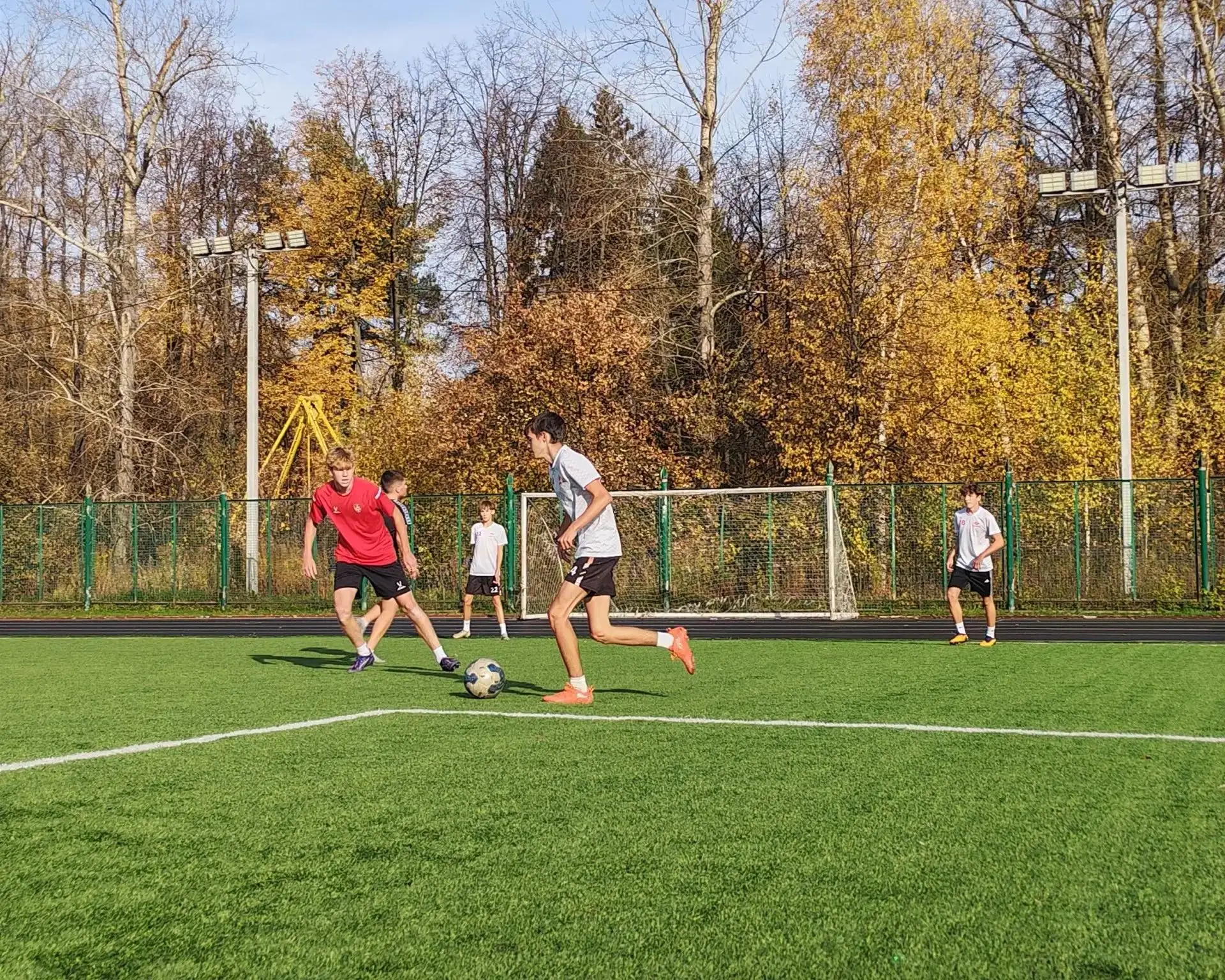 🥅На стадионе "Спартак" 13 октября проходил полуфинал турнира по футболу "Кожаный мяч".
