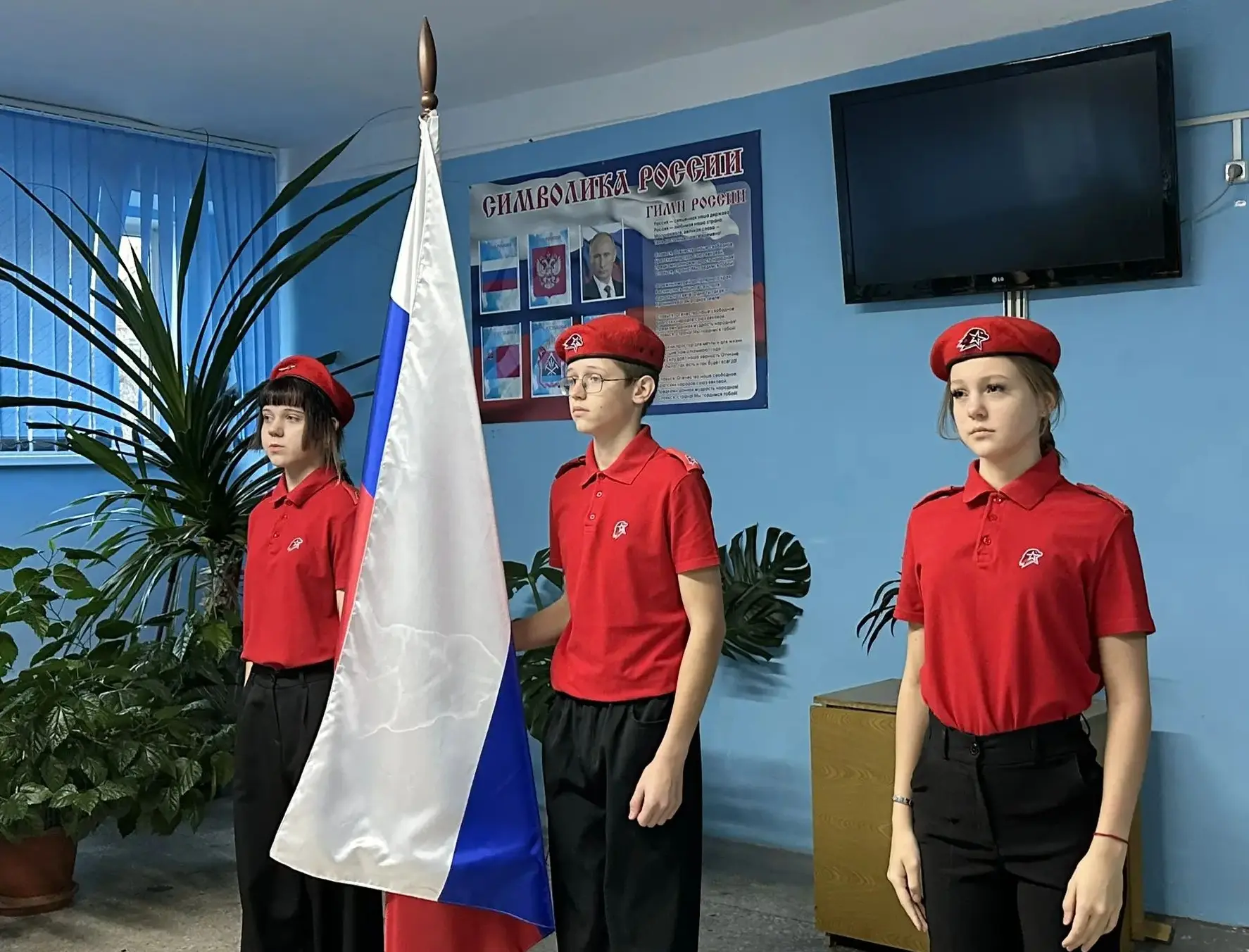 Каждый понедельник в лицее начинается одинаково: торжественная линейка, гимн, установка...