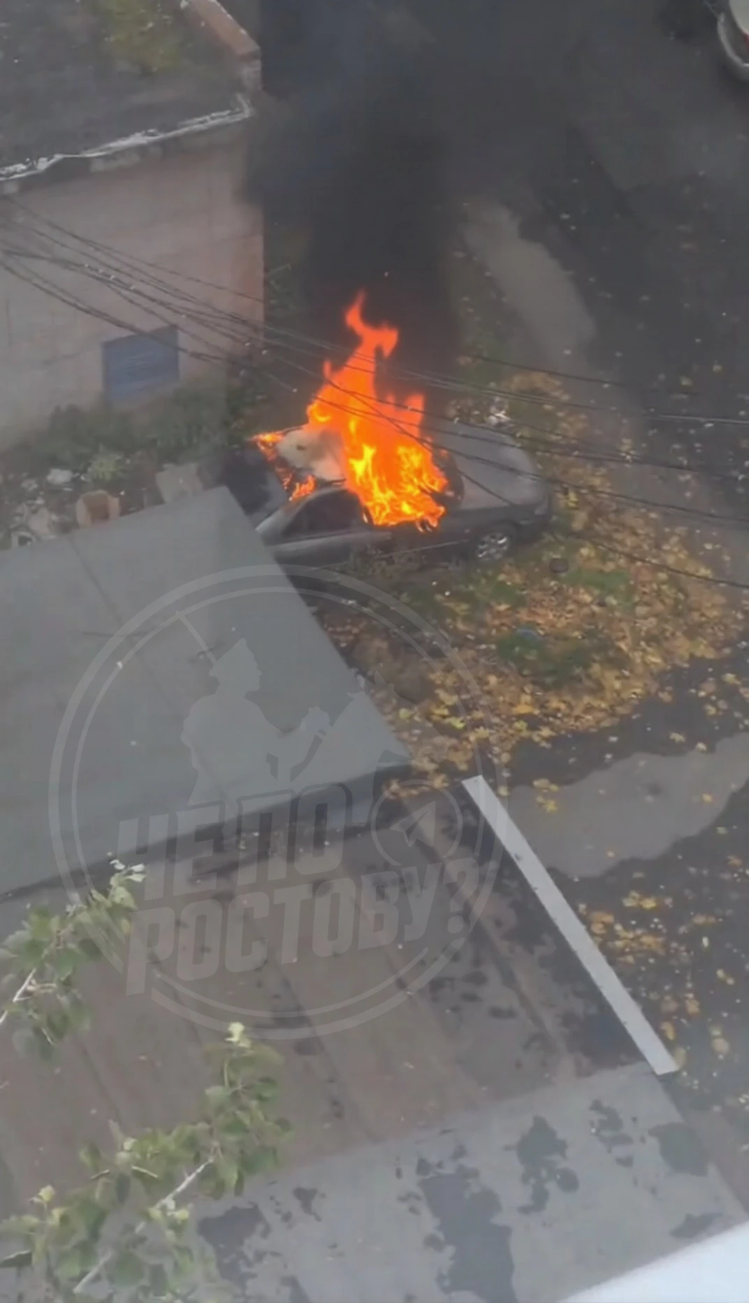 Заброшенный автомобиль загорелся и взорвался возле дома №58 на улице Зорге в Ростове.