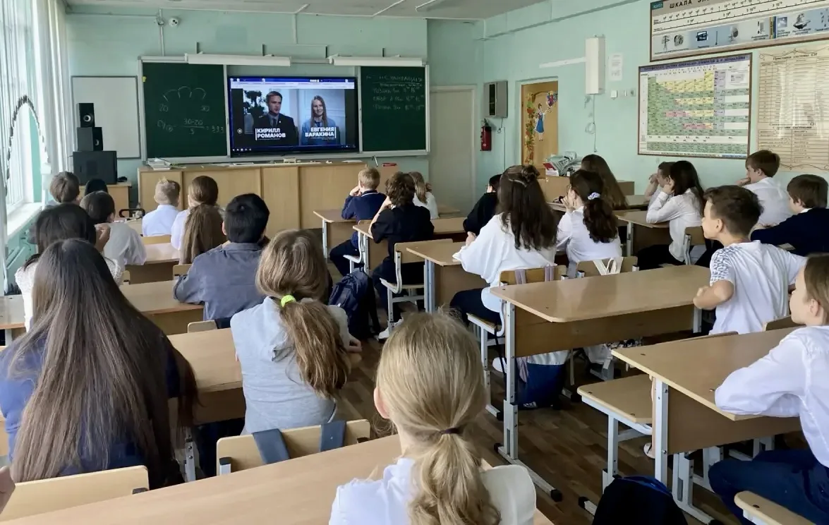 🇷🇺12 октября утро в нашей школе началось с общешкольной линейки. Флаг Российской Феде...