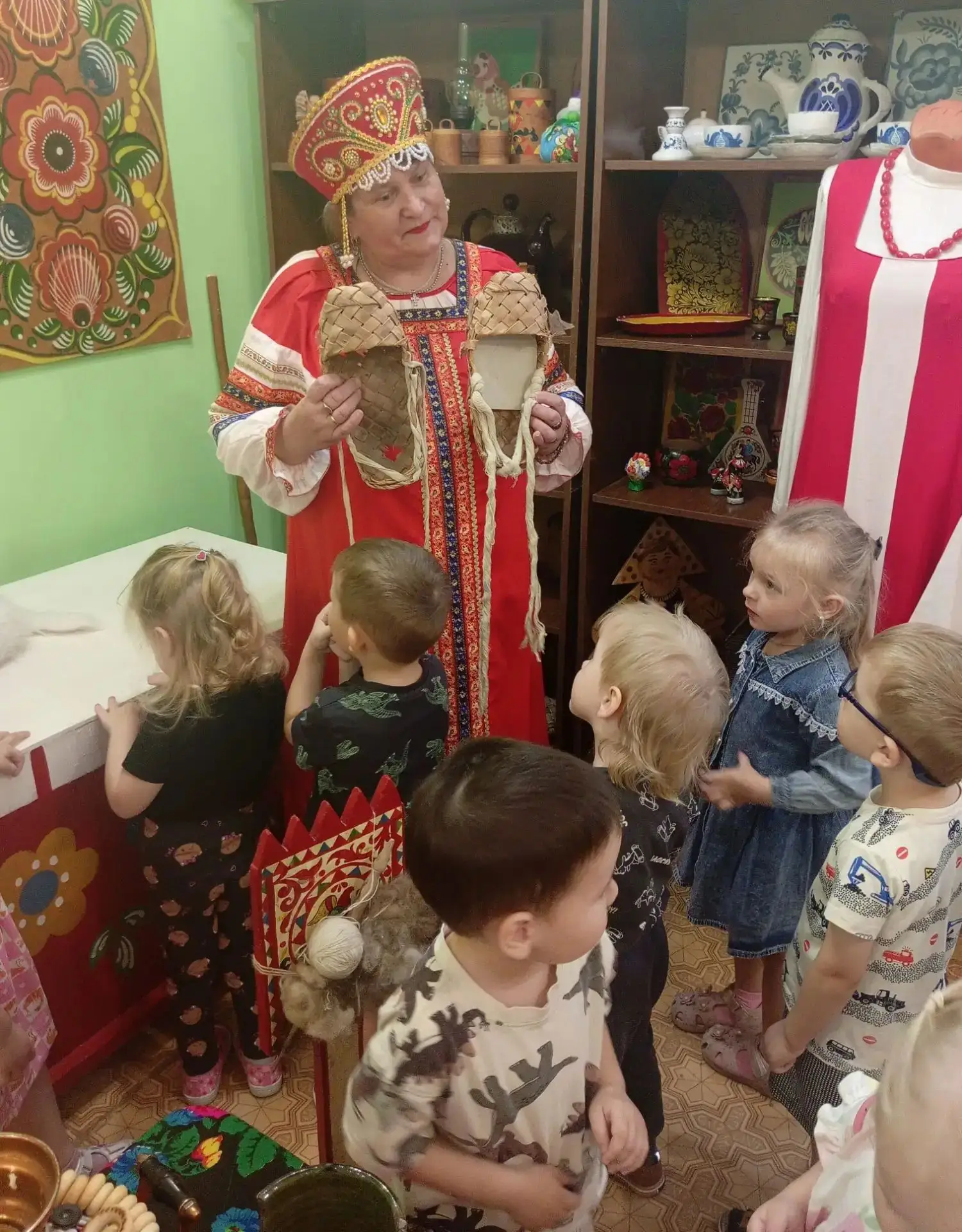 Нельзя в нашем детском саду обойти мимо музея ,,Русской избы". Сегодня дети группы №8 т...