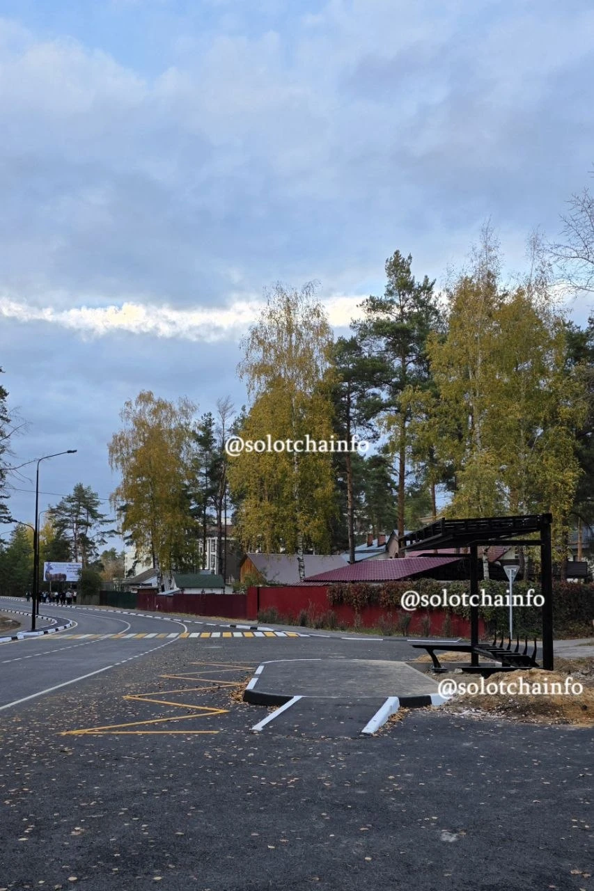 На дороге к «Сосновому бору» начали монтаж остановочных павильонов возле лагеря «Сатурн...