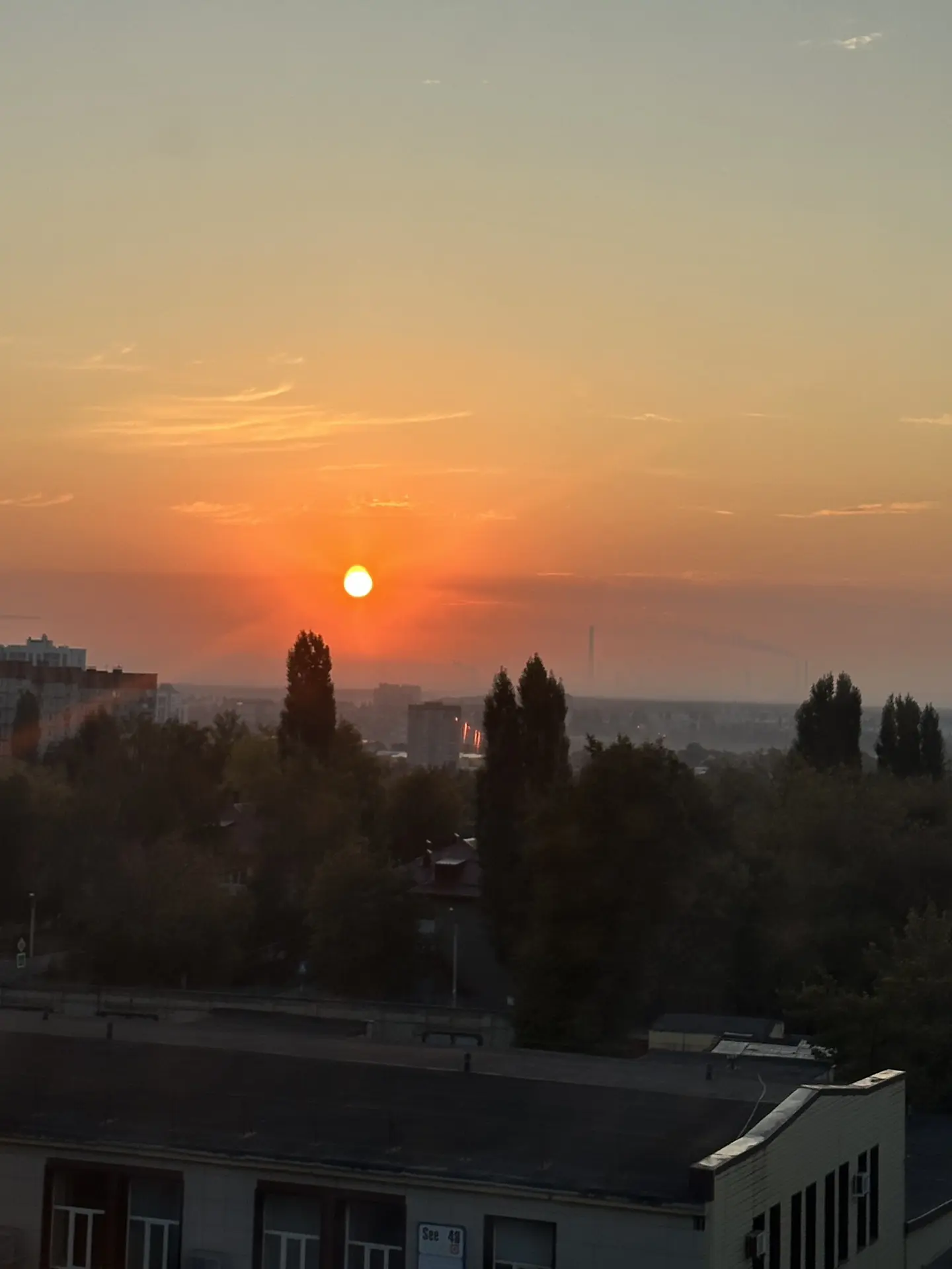 Солнце встало над Липецком 🌅 Сегодня в регионе днём до +21, а утром всего +8. Одевайте...