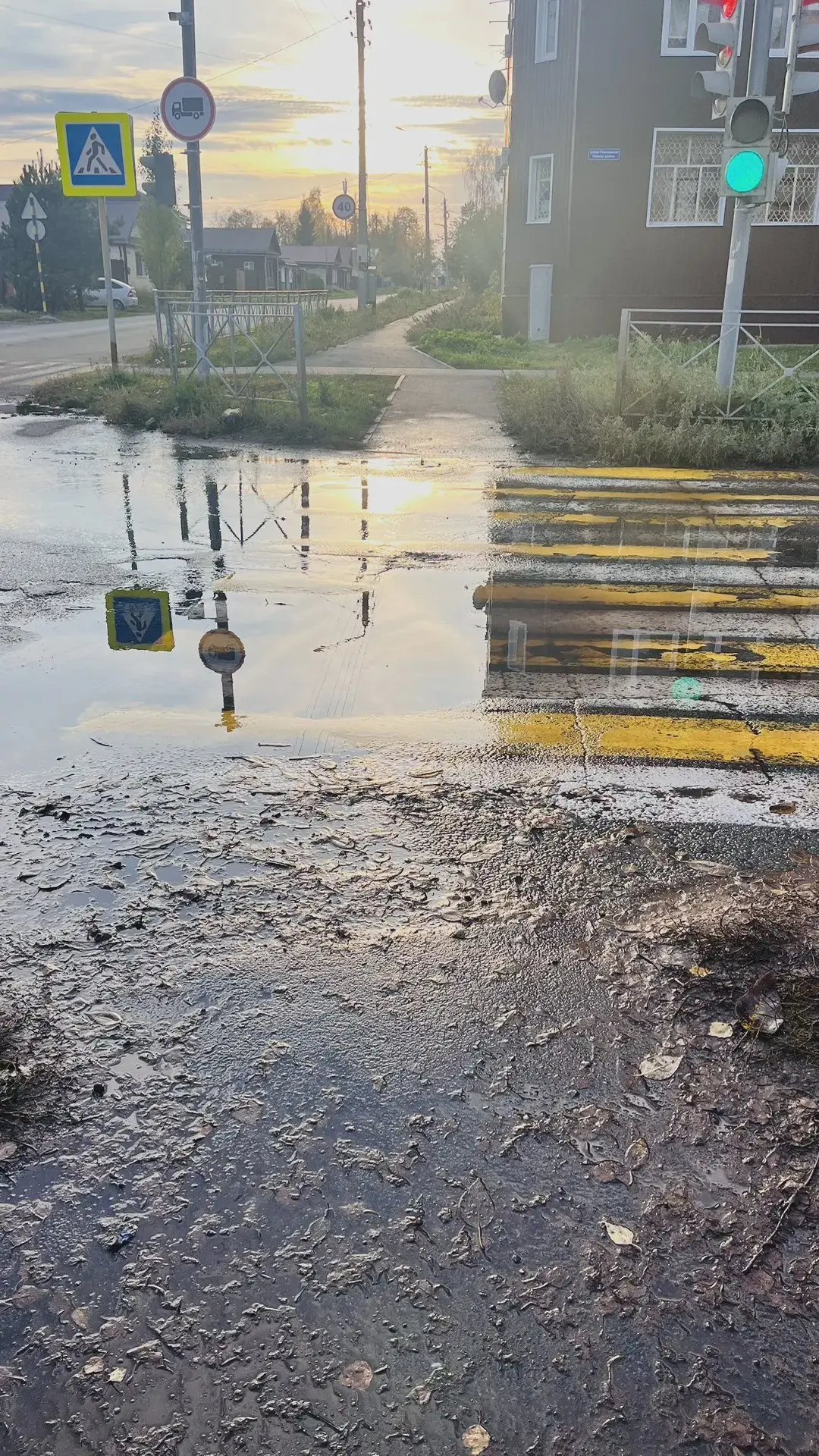 Пешеходный переход в Водниках затоплен канализацией